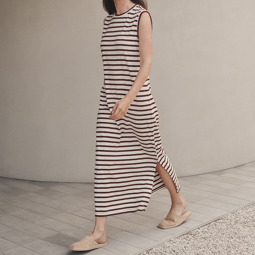 Gestreiftes ärmelloses Maxikleid mit Seitenschlitz