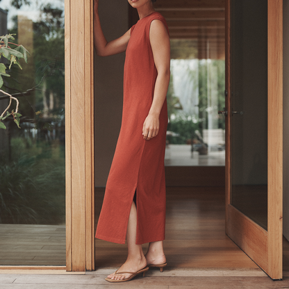 Einfarbiges ärmelloses Maxikleid mit Seitenschlitz